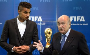 Le président de la Fifa, Sepp Blatter, a estimé vendredi à Zurich que retirer des points ou reléguer les clubs dont les supporteurs se rendent coupables d'insultes racistes ou de violences, ne serait pas une idée simple à mettre en oeuvre, après avoir plaidé pour ces mesures en janvier dernier.