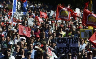 Plusieurs milliers de personnes ont manifesté samedi à Lisbonne, près du palais présidentiel, pour réclamer la démission du gouvernement dont la politique d'austérité, exigée par les créanciers du pays, a considérablement aggravé la récession et le chômage.
