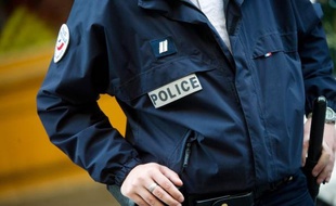 Une policière et son amant, un dealer présumé de Seine-Saint-Denis, couple singulier impliqué dans une affaire de stupéfiants, dorment désormais derrière les barreaux, trahis par leur train de vie sans rapport avec leurs revenus.