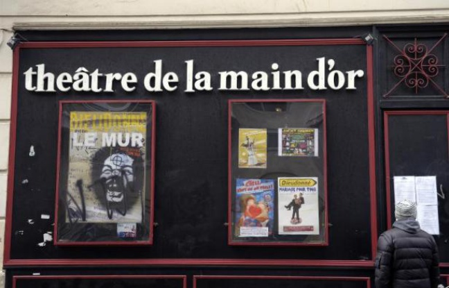 Façade du théâtre parisien de la Main d'Or où Dieudonné se produit depuis quinze ans, le 11 janvier 2014 Façade du théâtre parisien de la Main d'Or où Dieudonné se produit depuis quinze ans, le 11 janvier 2014