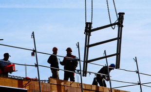 Illustration d'ouvriers sur un chantier de construction.