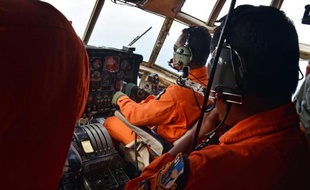 La mer de Java survolée le 29 décembre 2014 par des membres de l'aviation indonésienne à bord d'un Hercules C-130