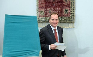 Le leader des sociaux-démocrates suédois Stefan Löfven vote aux législatives, le 14 septembre 2014 à Stockholm