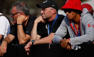 Alberto Salazar (au centre), chef du Nike Oregon Project, a été suspendu quatre ans pour incitation au dopage.