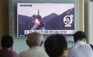 Des passants regardent des images d'un lancement de missile nord-coréen à Séoul, le 24 août 2016.
