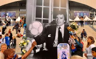 Un portrait de Bernard Tapie à été installé dès dimanche sur le parvis Jean-Bouin du Stade Vélodrome
