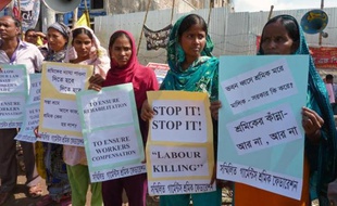 Des travailleuses manifestent devant le Rana Plaza