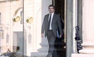 Le ministre du Redressement productif Arnaud Montebourg veut durcir les règles bancaires liées aux paradis fiscaux et faire "pression" pour obtenir "les noms" de titulaires français de comptes offshore en Suisse ou ailleurs, déclare-t-il dans un entretien au Monde publié mardi.
