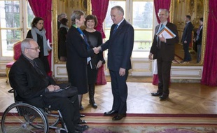 "La société ne parvient pas à être accessible aux personnes handicapées": tel est le constat sans appel d'un rapport parlementaire, qui affirme que l'échéance de 2015 prévue dans la loi doit à tout prix être maintenue, mais dont les propositions ne font pas l'unanimité parmi les associations.