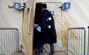 Au tribunal correctionnel. (illustration)