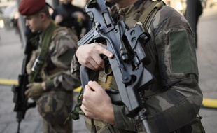 Illustration d'un militaire avec un fusil d'assaut de type Famas.