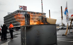La raffinerie de Feyzin du groupe pétrolier Total est bloqué le 19 février 2010 suite à un appel à la grève pour protester contre la fermeture de la raffinerie de Dunkerque.