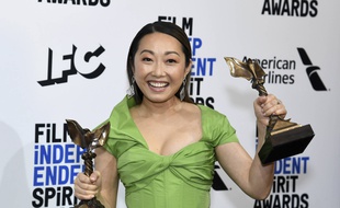 Lulu Wang, la réalisatrice de L'Adieu, pose avec la récompense du meilleur film et de la meilleure actrice pour un second rôle, aux Spirit Awards, le 8 février.