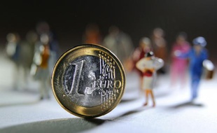 La Banque de France a maintenu vendredi sa prévision de croissance pour la France à 1,2% en 2015, mais a revu à la baisse ses projections pour 2016 et pour 2017