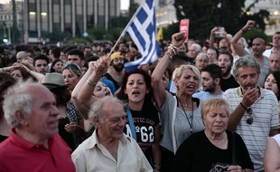 Des milliers de Grecs ont manifesté contre les mesures d'austérité lundi à Athènes et Thessaloniqu. / LOUISA GOULIAMAKI