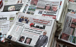 Les journaux marocains pris en photo le 29 août 2015 à Rabat avec en couverture les portraits des deux journalistes Eric Laurent et Catherine Graciet, mis en examen pour chantage à l'encontre du roi du Maroc