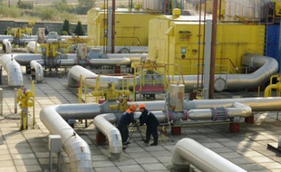 Des employés travaillent près d'une unité de stockage de gaz près du village d'Opari, au sud-ouest de la ville ukrainienne de Lviv, le 30 septembre 2014