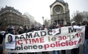 Le Défenseur des droits demande au ministère de l'Intérieur d'engager des "poursuites disciplinaires" à l'encontre de policiers qui avaient utilisé leurs pistolets à impulsions électrique Taser en 2010 pour maîtriser un Malien sans papiers, décédé lors de son interpellation.