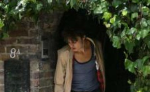 Pete Doherty quitte le domicile de Kate Moss.