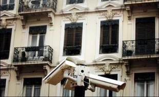 Le gouvernement veut "tripler" les capacités de vidéo-surveillance existant actuellement en France dans le but de lutter contre les risques de terrorisme et de violence, un dispositif qui doit faire l'objet d'un "contrôle indépendant", selon la Commission nationale de l'informatique et des libertés (Cnil).
