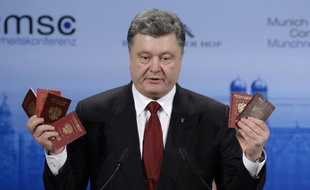 Le président ukrainien Petro Porochenko brandit, le 7 février 2015 à Munich, des passeports de soldats russes entrés en Ukraine
