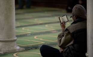 Un homme musulman lit le Coran dans la Grande mosquée de Paris, le 13 avril 2021.