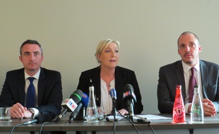 Marine Le Pen à Marseille le 18 mars, entourée de Stéphane Ravier (gauche) et d'Adrien Mexis (droite).