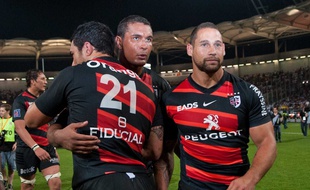 Patricio Albacete (à gauche, au deuxième plan), Thierry Dusautoir et Luke McAlister après la victoire du Stade Toulousain contre Castres en demi-finale du Top 14, le 2 juin 2012 au Stadium de Toulouse.
