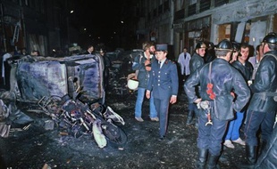Des pompiers et des policiers sur les lieux de l'attentat contre la synagogue de la rue Copernic, à Paris, le 3 octobre 1980