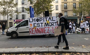 Sur les pancartes, lors de la manifestation jeudi 14 novembre 2019 des hospitaliers, on peut lire des slogans comme "Stop au Buzyness" ou "L'hôpital est mort, réanimez-le".