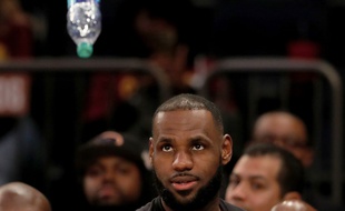 LeBron James s'amuse en plein match contre les Knicks le 7 décembre 2016.
