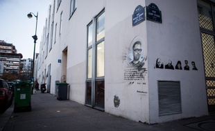 Des portraits des victimes de la tuerie de «Charlie Hebdo» dessinés sur les murs des anciens locaux du journal.