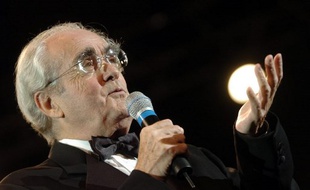 Photo d'archives montrant le compositeur Michel Legrand, le 23 octobre 2004 sur scène, lors du festival international de Musique et Cinéma à Auxerre.