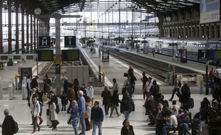 Des voyageurs patientent dans la gare de Lyon à Paris, le 13 avril 2018.