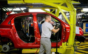 Une chaîne de montage à l'usine Renault le 24 février 2016 à Novo Mesto en Slovénie