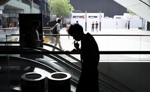 Une femme fume une cigarette à Pékin, le 1er juin 2015.
