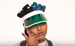 Sally dans le clip de «Roulette Russe»