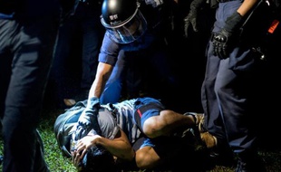 Des manifestants prodémocratie arrêtés à Hong Kong le 15 octobre 2014