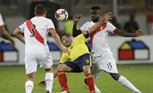 Falcao à la lutte avec deux joueurs péruviens