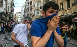 Lapolice disperse avec du gaz lacrymogène une manifestation de la communauté LGBT à Istanbul, le 19 juin 2016