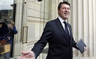 Le député UMP Christian Estrosi a déposé mardi une proposition de loi visant à "supprimer le plafond des 35 heures en donnant la responsabilité aux partenaires sociaux de négocier la limite hebdomadaire dans des accords de branche", selon un communiqué.