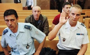 L'audition d'un témoin anonyme, fait exceptionnel, vendredi devant le tribunal correctionnel d'Evry n'a pas permis de dissiper toutes les zones d'ombres entourant l'agression de deux CRS dans la cité des Tarterêts à Corbeil-Essonnes (Essonne) en septembre 2006.