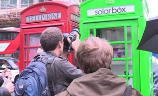 Capture d'écran d'une vidéo le jour de l'inauguration d'une cabine à énergie solaire à Londres, en Grande-Bretagne, le 1er octobre 2014.