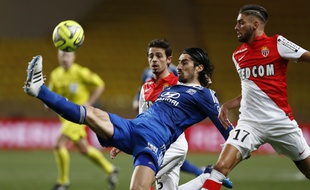 Ici à la lutte avec le Monégasque Yannick Ferreira Carrasco, Milan Bisevac a dû quitter ses partenaires après seulement 18 minutes dimanche. AFP PHOTO / VALERY HACHE