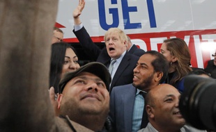 Boris Johnson devant son bus de campagne.
