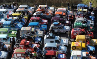 Des Renault 4L au départ du "4L Trophy" à Biarritz, le 19 février 2015