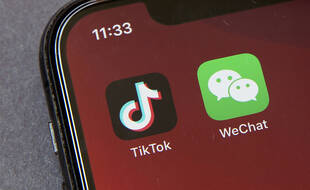 Les applications TikTok et WeChat sur un smartphone.