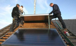 Installation de panneaux solaires sur le toit d'une maison en 2009.