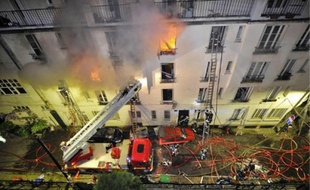 Cinq personnes sont mortes, malgré l'intervention de 300 pompiers.