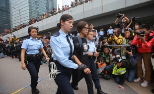 La chanteuse Denise Ho arrêtée par la police lors de l'évacuation du mouvement Occupy Hong Kong, le 11 décebre 2014.